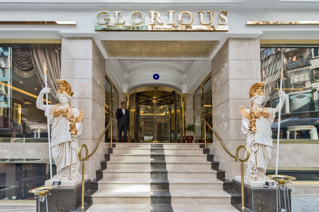 Glorious Hotel, 4