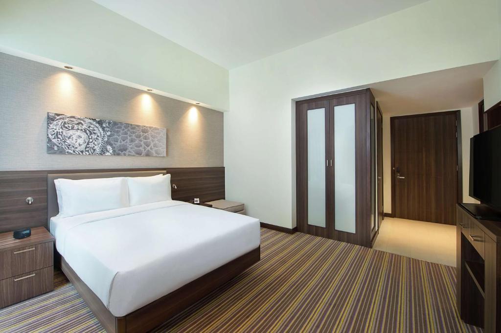 Горящие туры в отель Hampton by Hilton Dubai Airport
