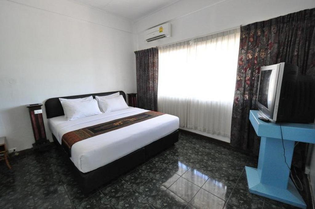 Ціни в готелі Basaya Beach Hotel
