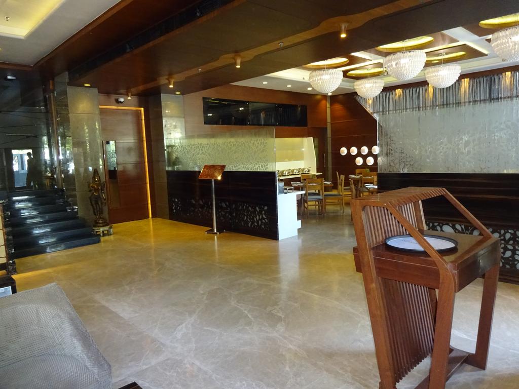 Hotel Cosmopolitan Ahmedabad фото и отзывы