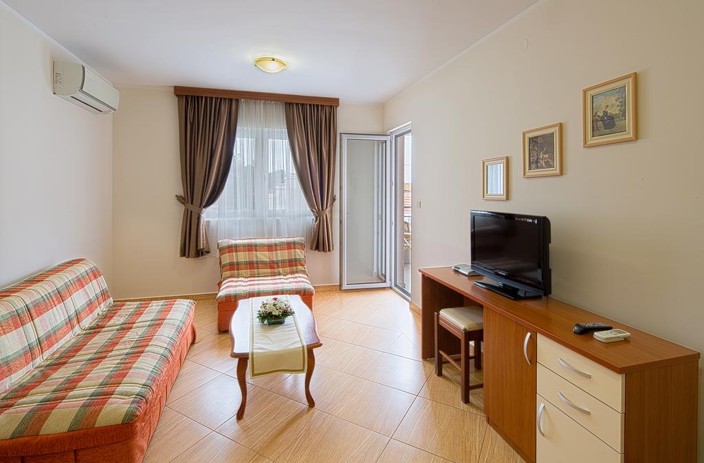 Hotel reviews Apartments Holiday Lux