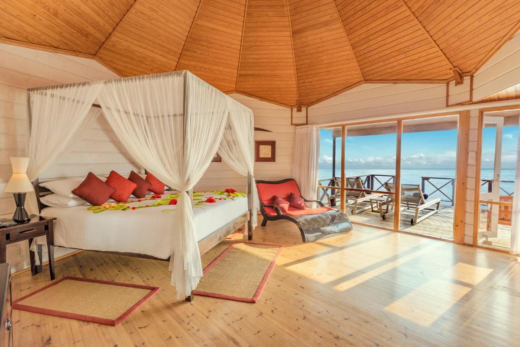 Відпочинок в готелі Komandoo Island Resort Лавіані Атол Мальдіви