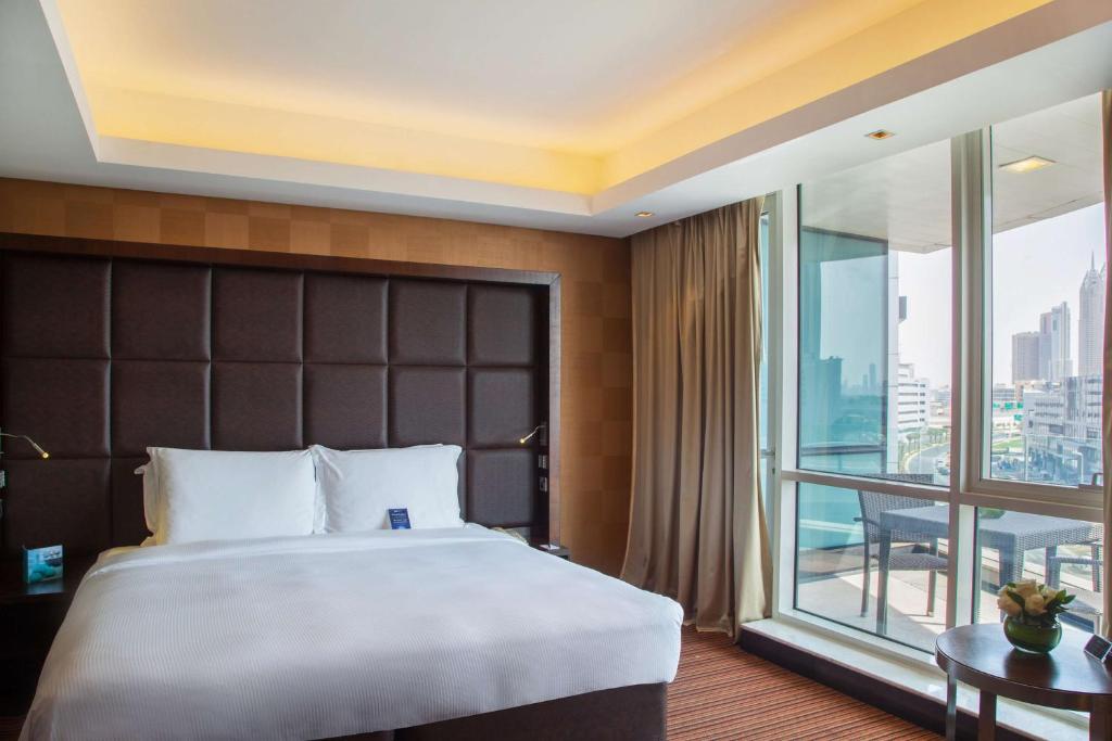 Дубай (город), Radisson Blu Hotel, Dubai Media City, 4