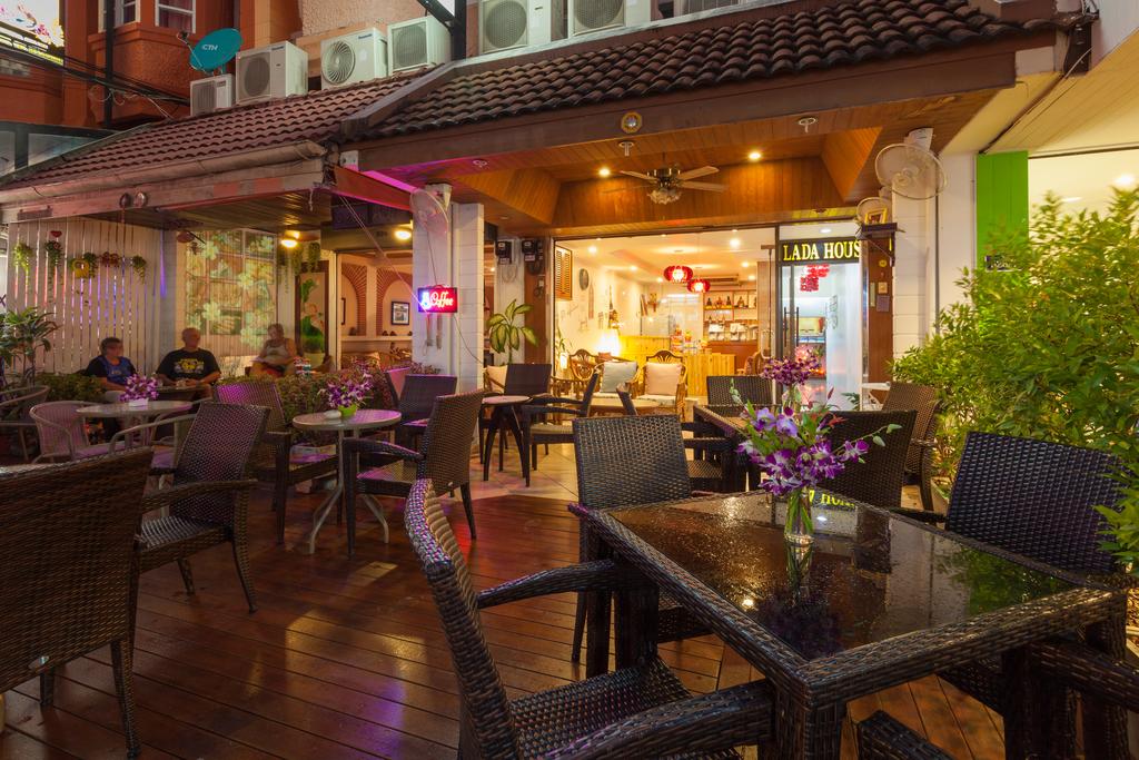 Цены в отеле Karon Sunshine Guesthouse Bar  Restaurant