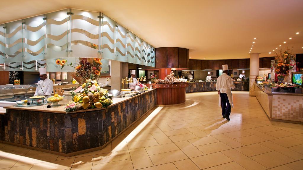 Відгуки про готелі La Pirogue Resort & Spa