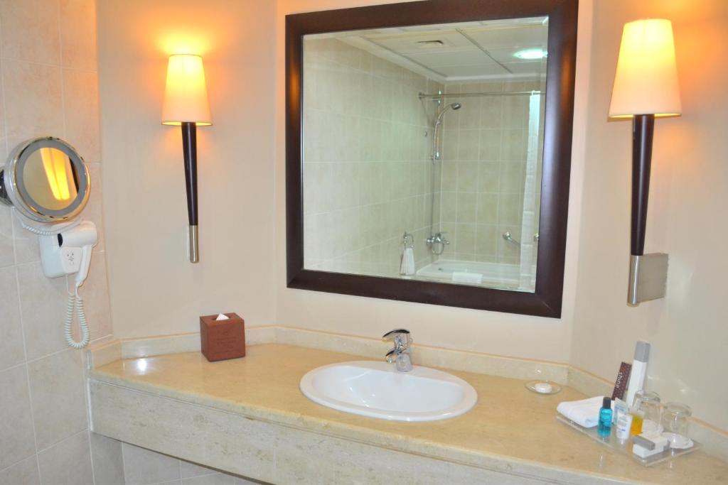 Khalidiya Hotel (ex. Sheraton Khalidiya), Абу-Даби цены