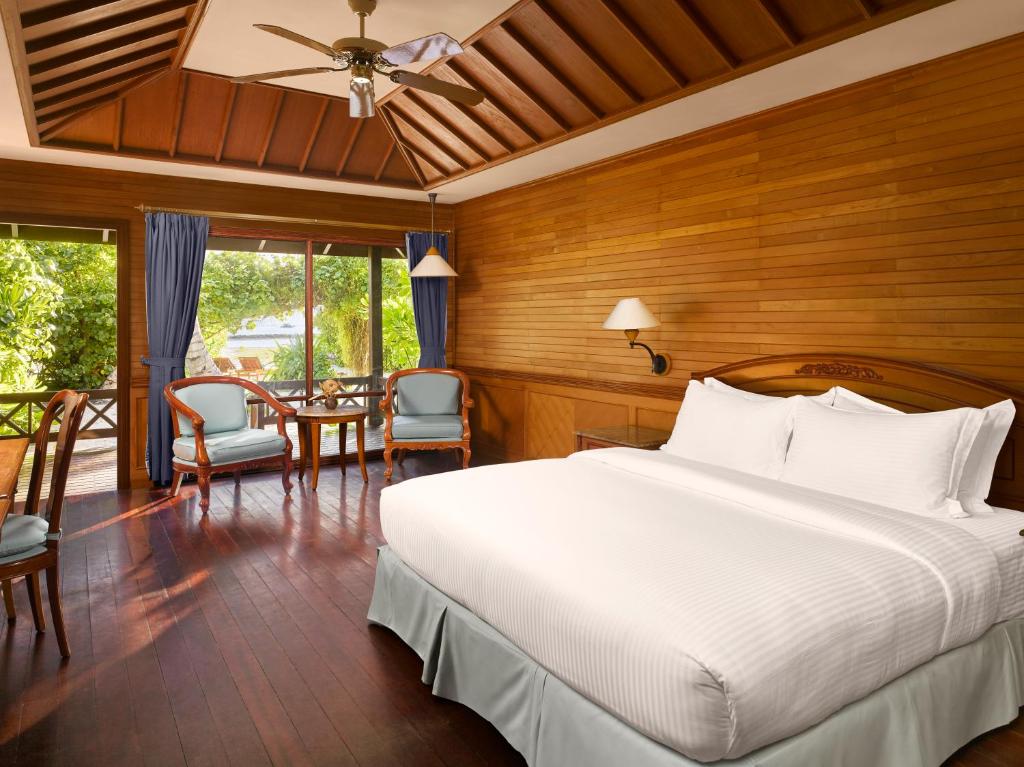 Отзывы гостей отеля Royal Island Resort & Spa