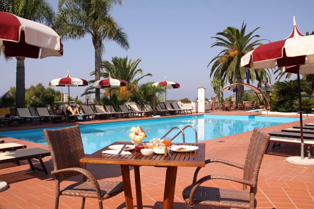 Відпочинок в готелі Baia del Capo Капо-Ватікано