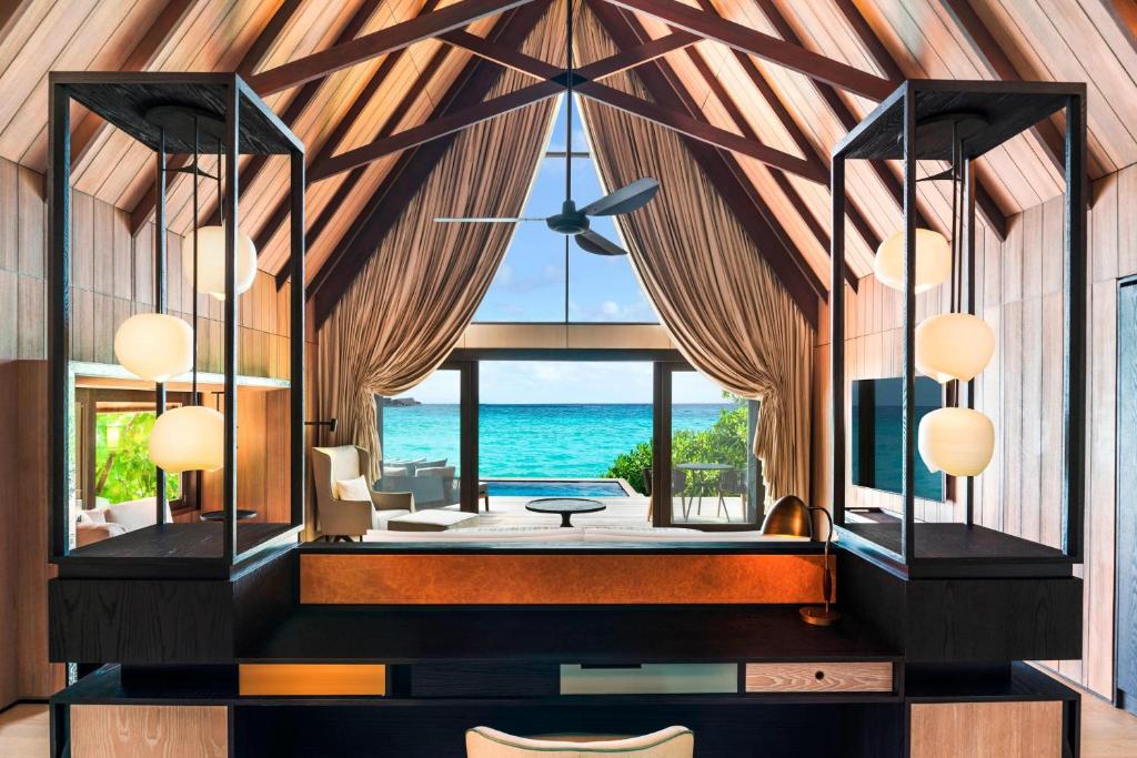 Відпочинок в готелі The St. Regis Maldives Vommuli Resort