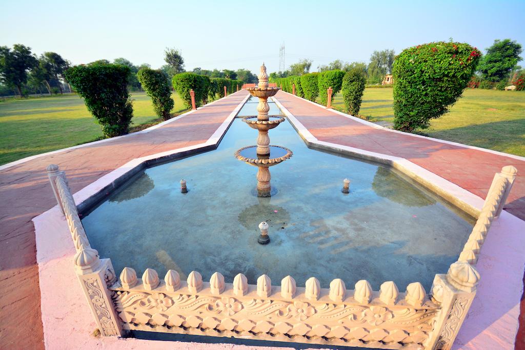 Відпочинок в готелі Umaid Lake Palace Джайпур Індія