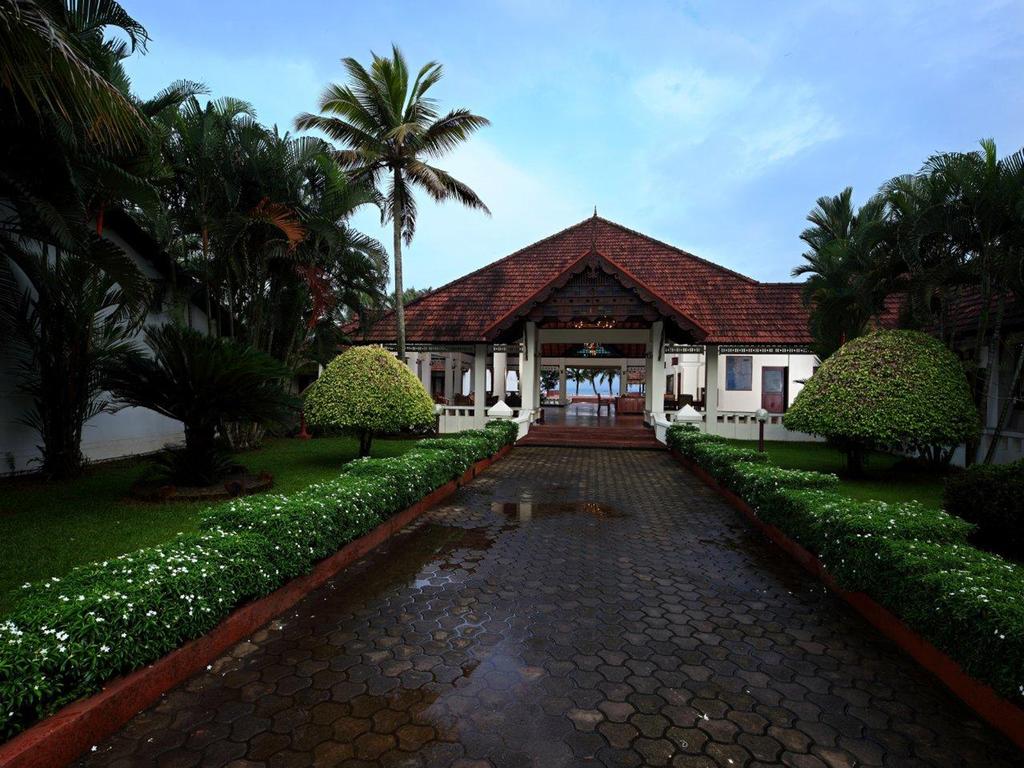Відпочинок в готелі Abad Whispering Palms Кумараком Індія