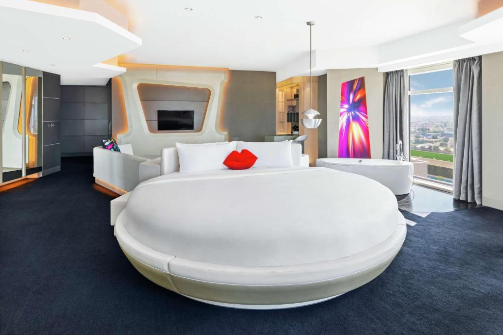 V Hotel Dubai, Curio Collection by Hilton, Дубай (город)
