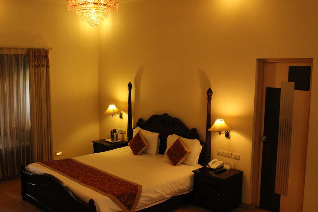 Ціни в готелі Rajputana Udaipur - A Justa Resorts