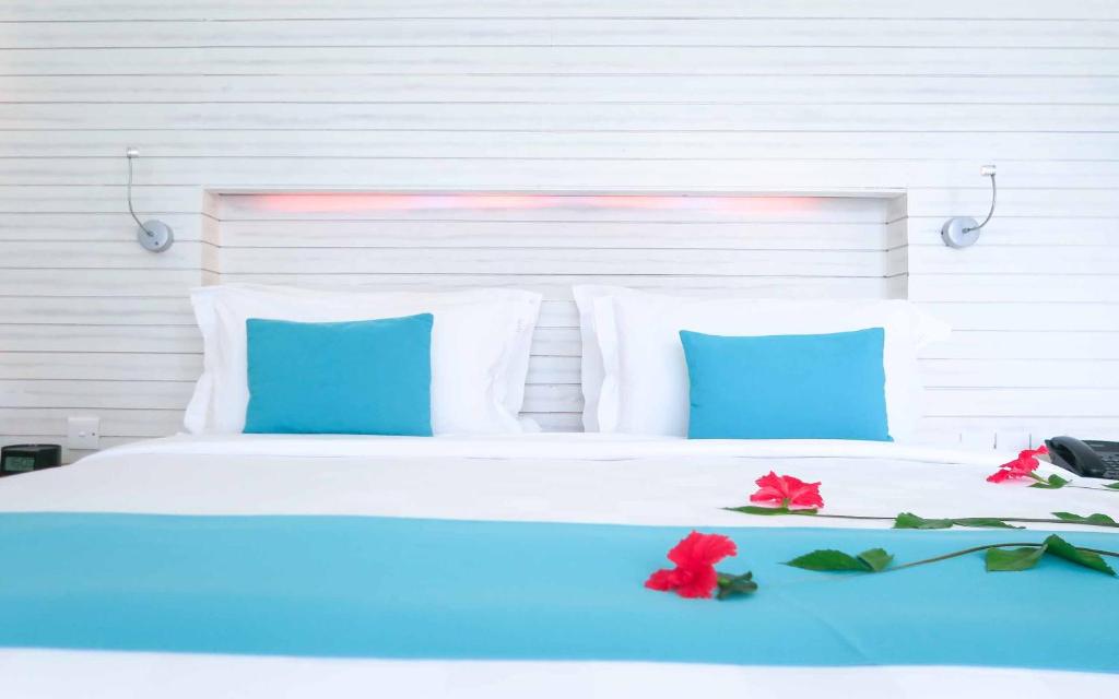 Holiday Inn Kandooma Resort, Мальдивы