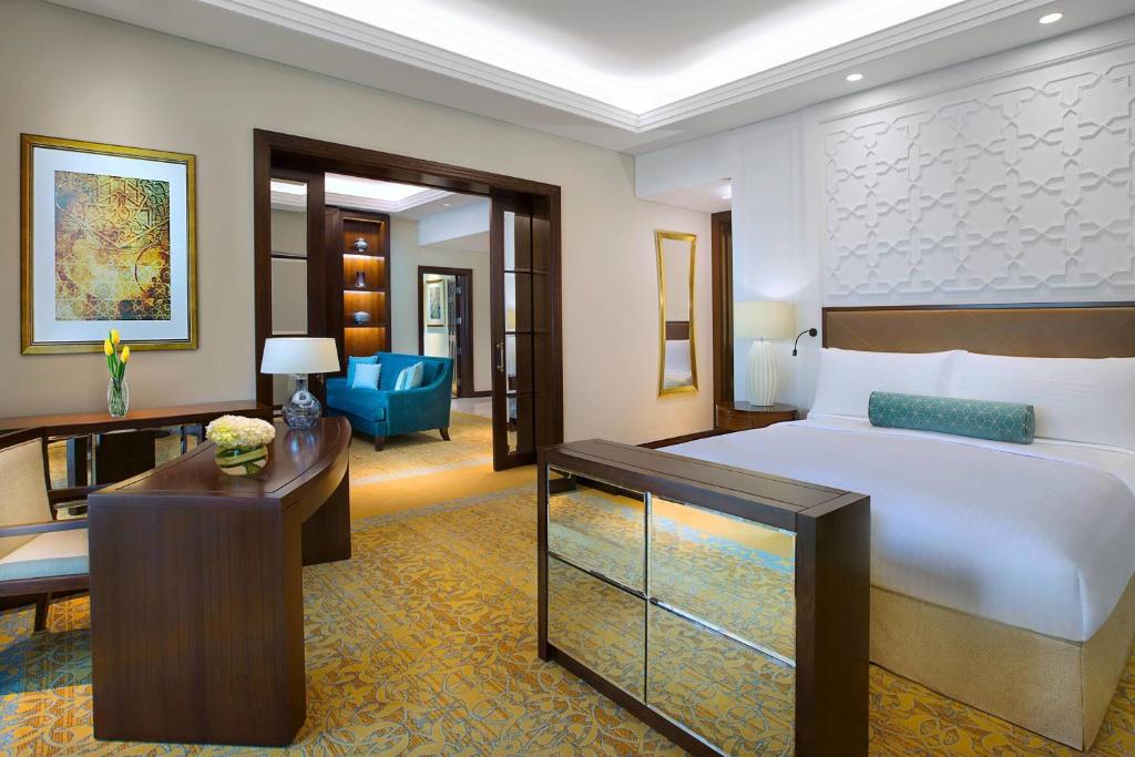 Дубай (пляжні готелі) The Ritz-Carlton Dubai ціни