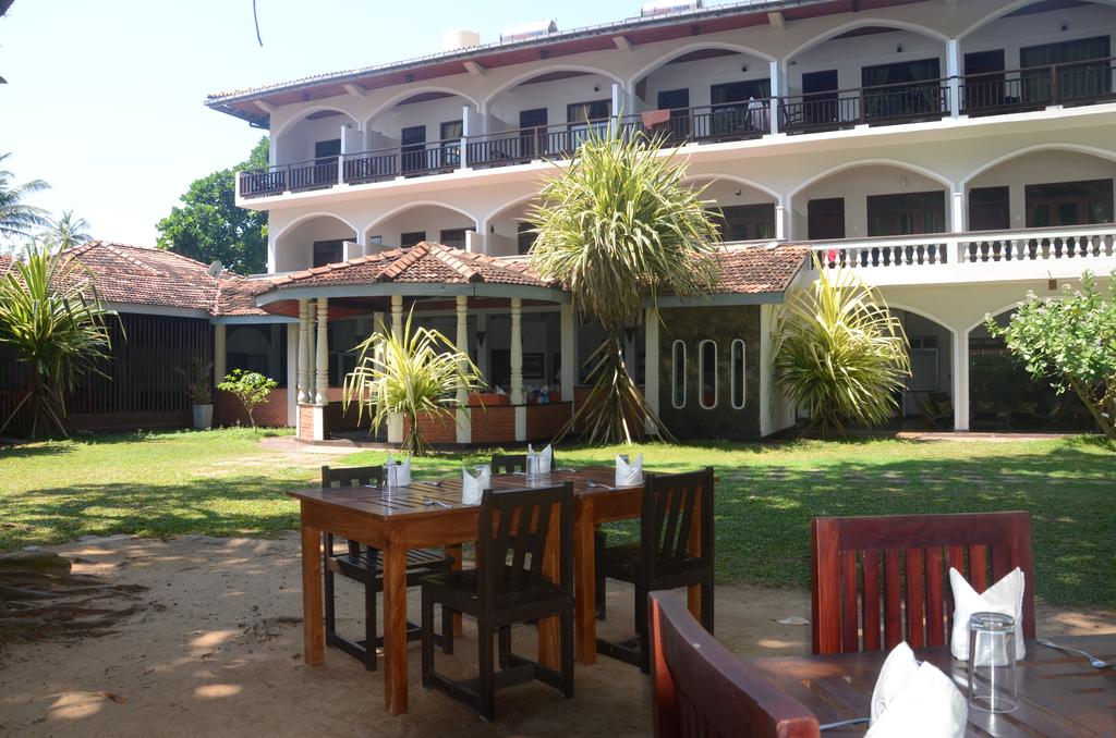 Горящие туры в отель Sri Gemunu Beach Resort