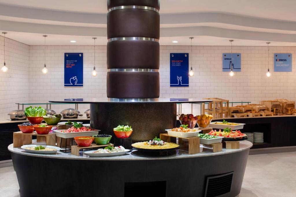 Фото готелю Holiday Inn Express Dubai Airport