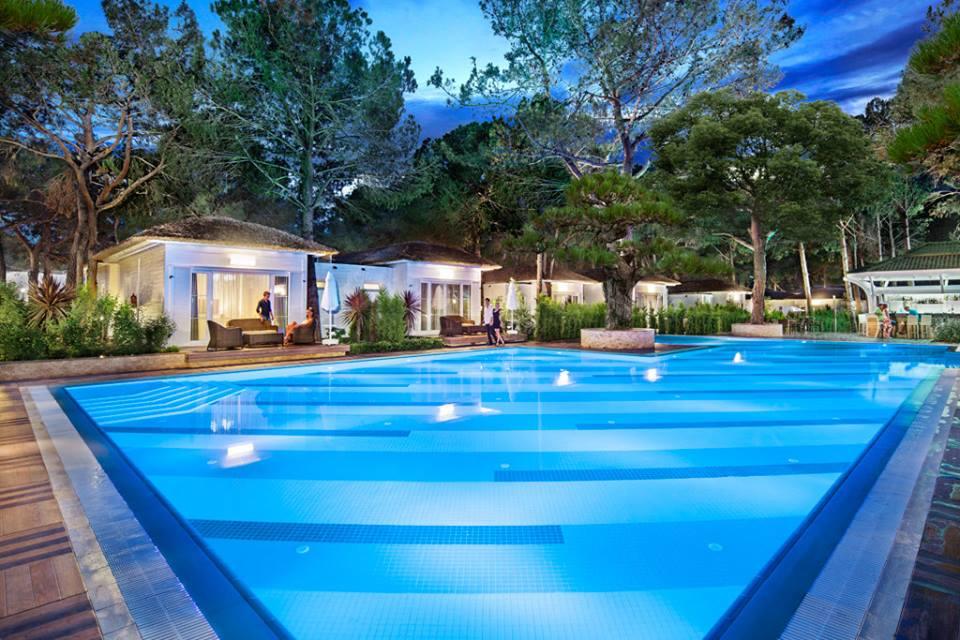 Готель, Nirvana Lagoon Luxury High Class