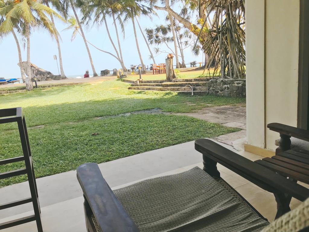 Отель, Sri Gemunu Beach Resort