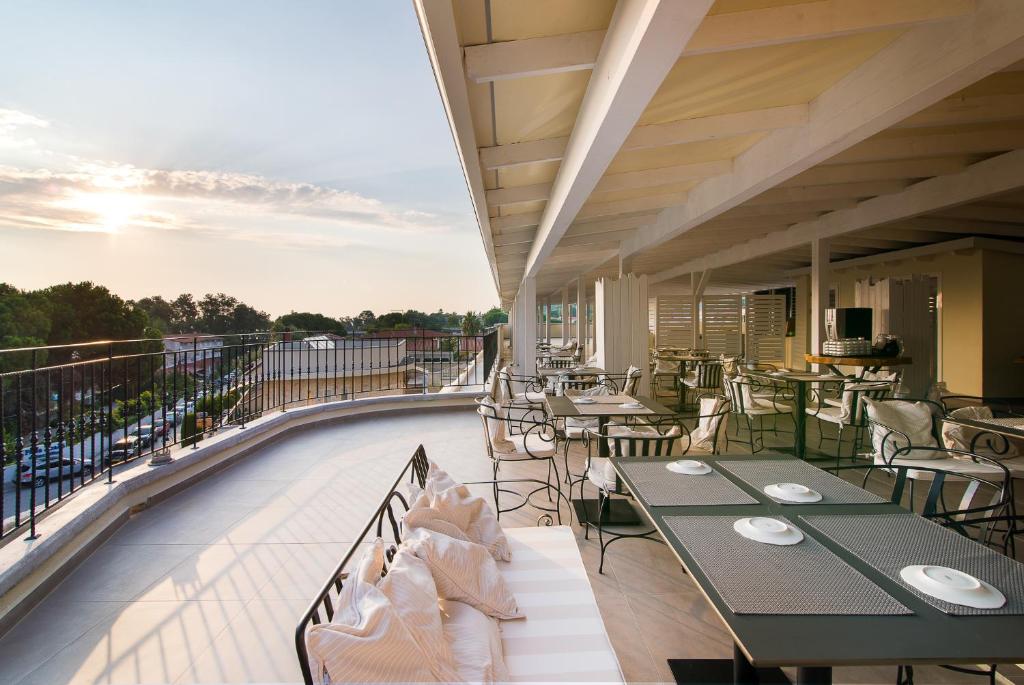 Отель, Neikos Mediterraneo Luxury Suites