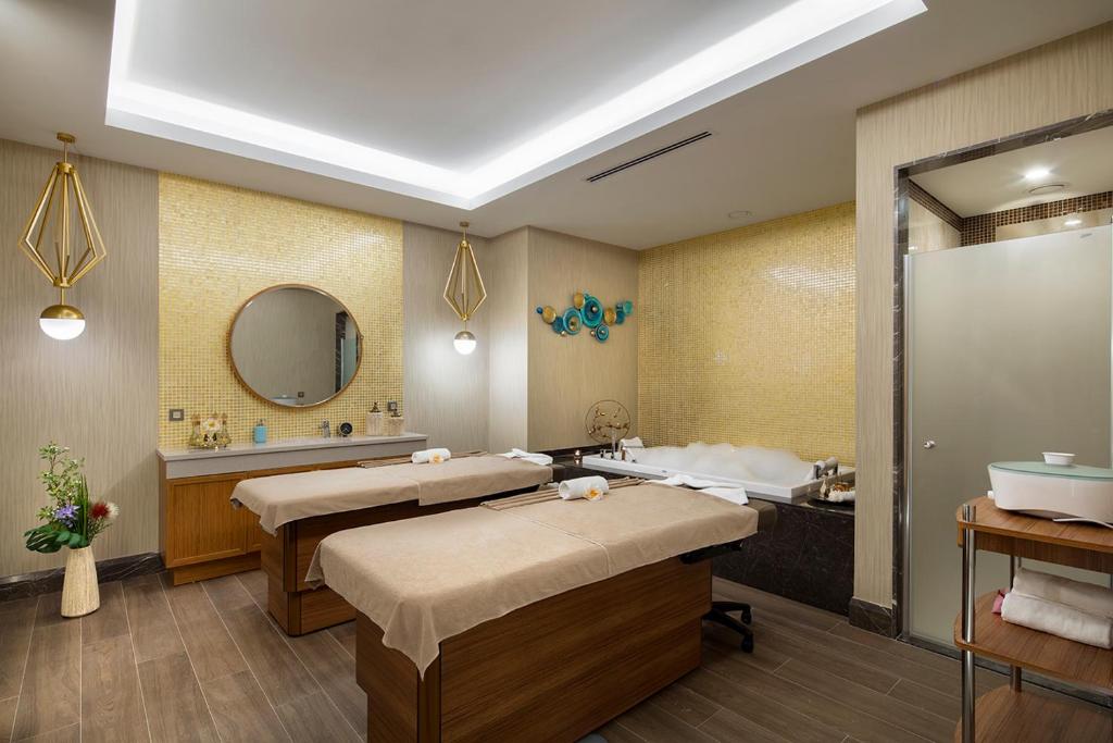 Oferty hotelowe last minute Doubletree By Hilton Antalya City Centre Antalya
