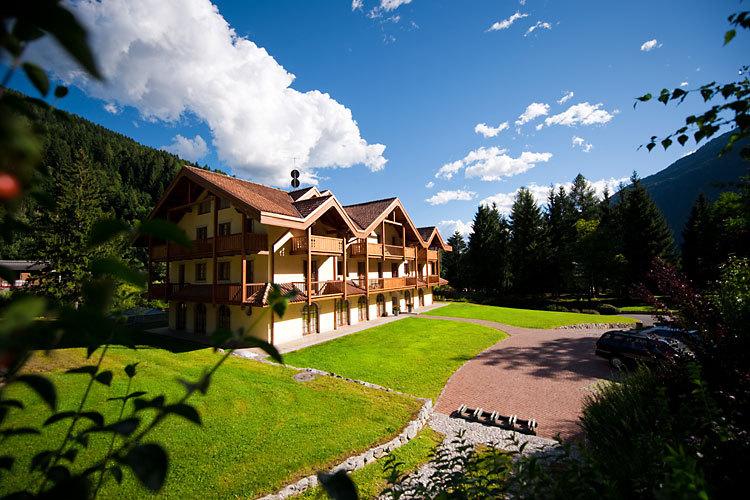 Горящие туры в отель Holidays Dolomiti Apartment Resort (Pinzolo/Carisolo) Доломити-ди-Брента