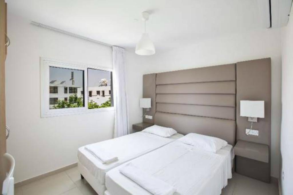 Tsokkos Holiday Hotel Apartments, Ая-Напа ціни