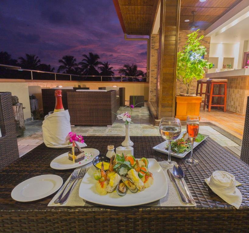 Відгуки про готелі Reveries Maldives