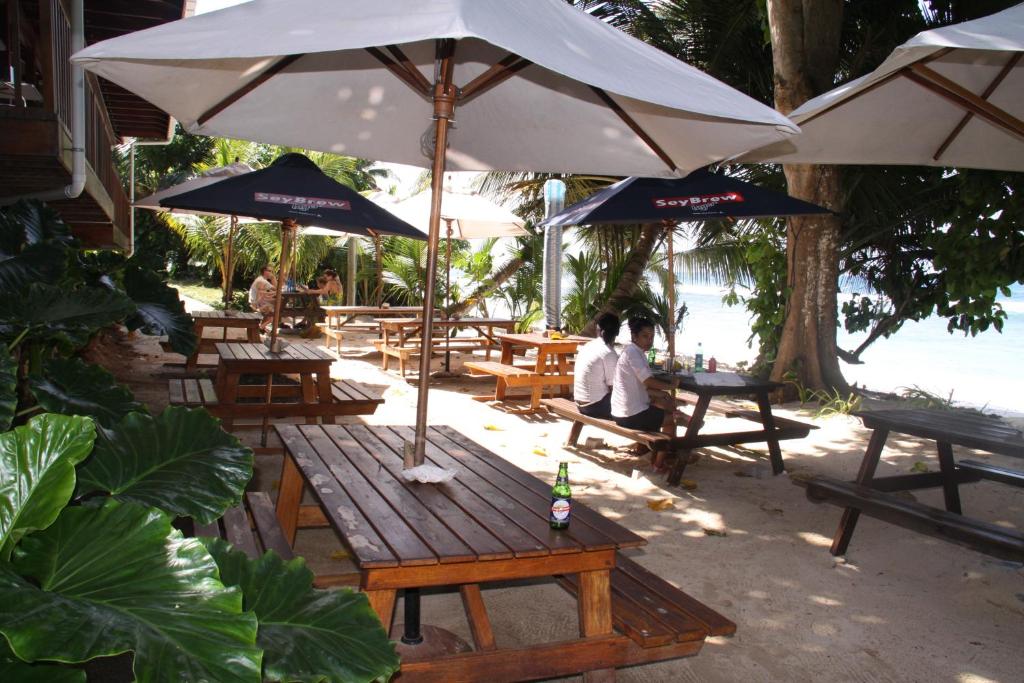 Горящие туры в отель Surfers Self Catering Chalets Takamaka Маэ (остров) Сейшелы