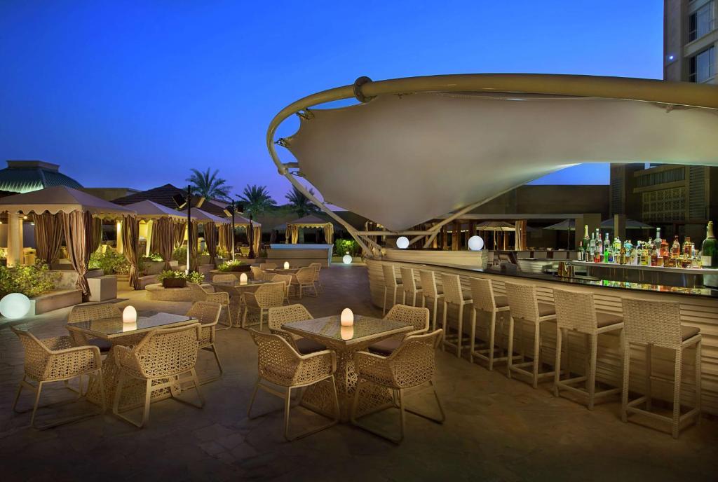 Отель, Дубай (город), ОАЭ, Hilton Dubai Al Habtoor City (ex. The Westin Al Habtoor City)