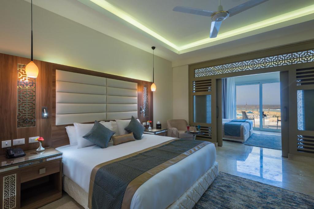 Ціни в готелі Pickalbatros Sea World Resort