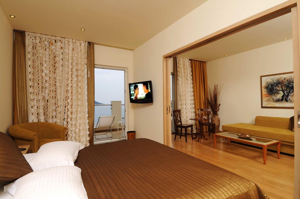 Відгуки туристів Akrotiri Beach Hotel