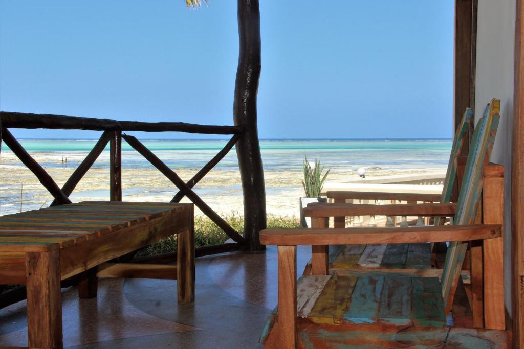 Отдых в отеле Reef & Beach Resort Джамбиани