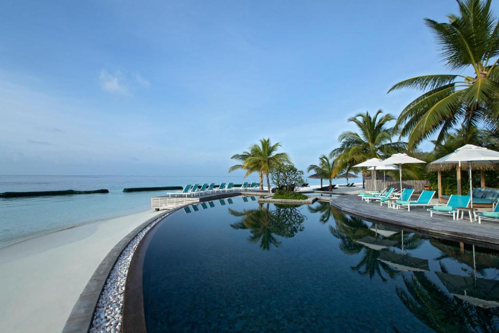 Prices, Constance Moofushi