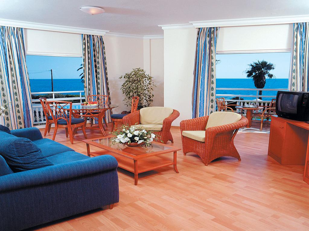 Cynthiana Beach Hotel, Пафос