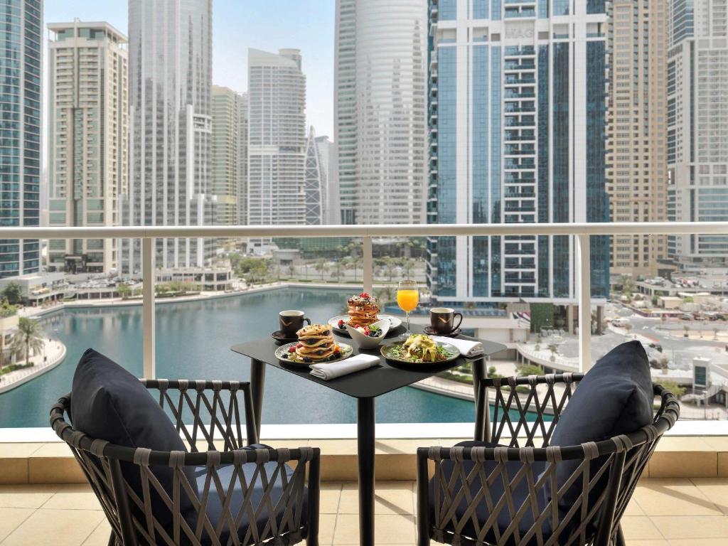 Дубай (пляжні готелі) Movenpick Hotel Jumeirah Lakes Towers
