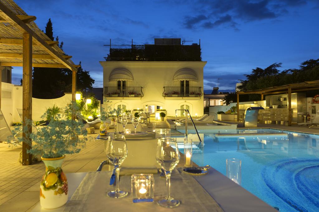 Ціни в готелі Melia Villa Capri
