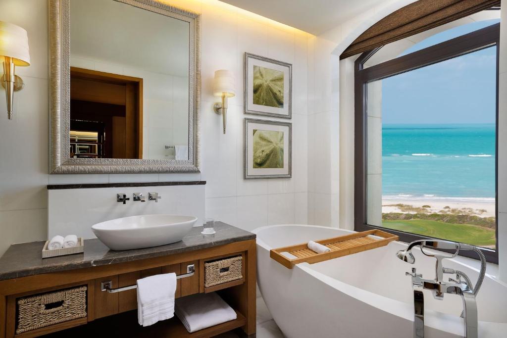 Oferty hotelowe last minute St. Regis Saadiyat Island Resort Abu Dhabi Abu Dabi Zjednoczone Emiraty Arabskie