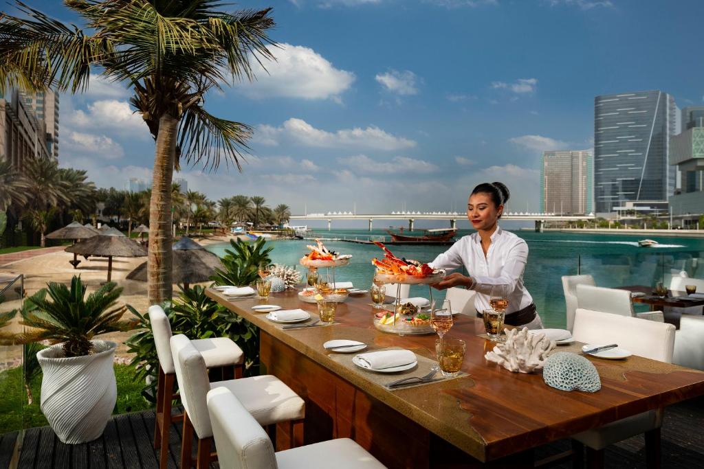 Beach Rotana Abu Dhabi, entertainment