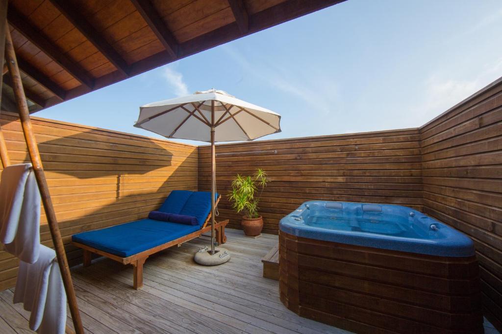 Hotel reviews, Vilamendhoo Island Resort