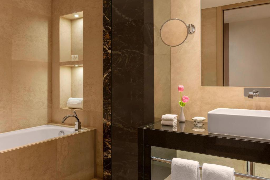 Hotel reviews, Le Royal Meridien Abu Dhabi (ex. Grand Rotana)
