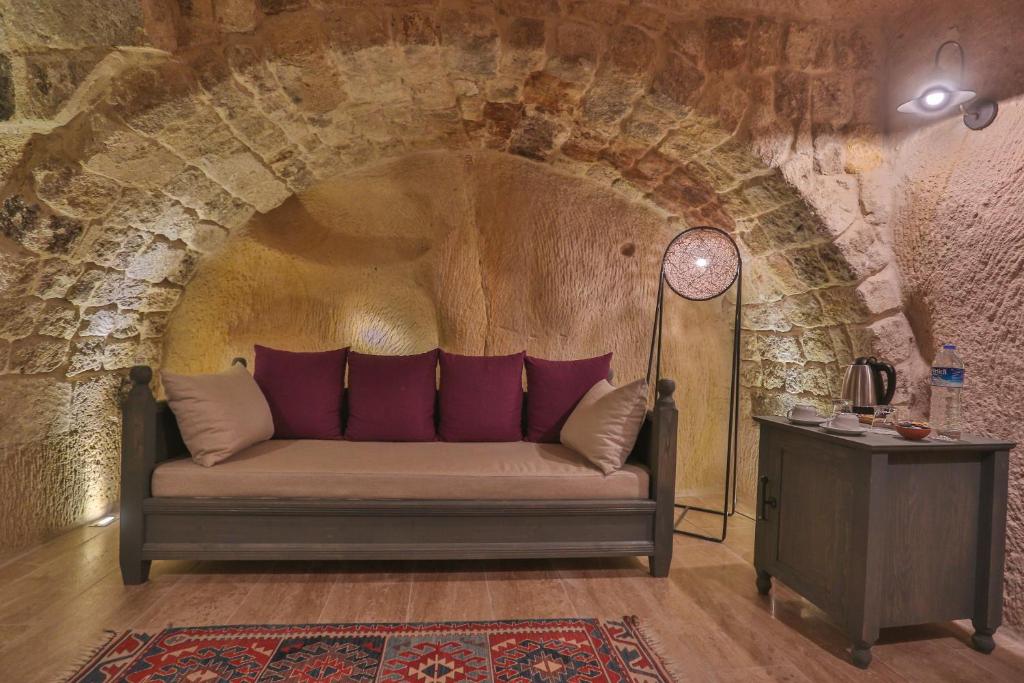Ціни в готелі Acropolis Cave Suite