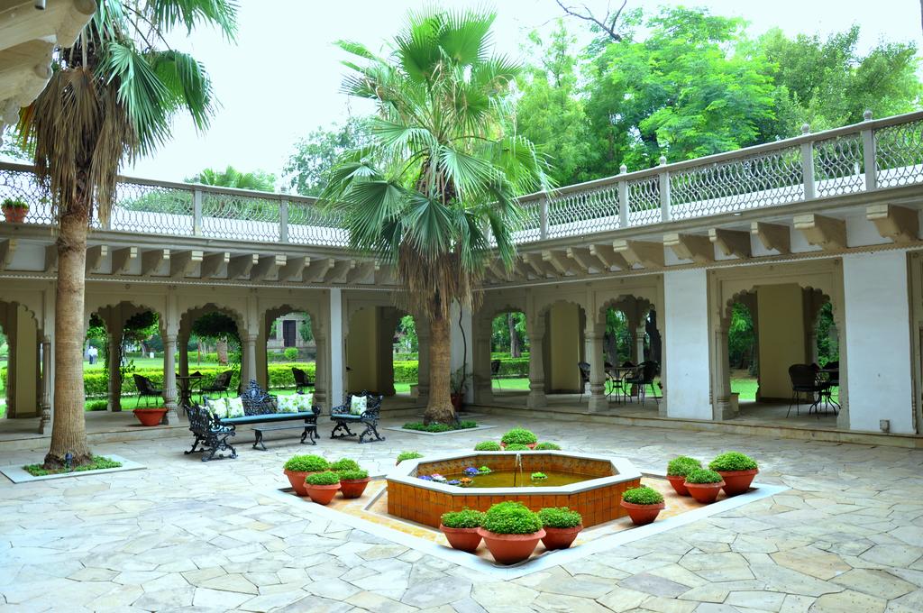 Фото готелю Usha Kiran Palace