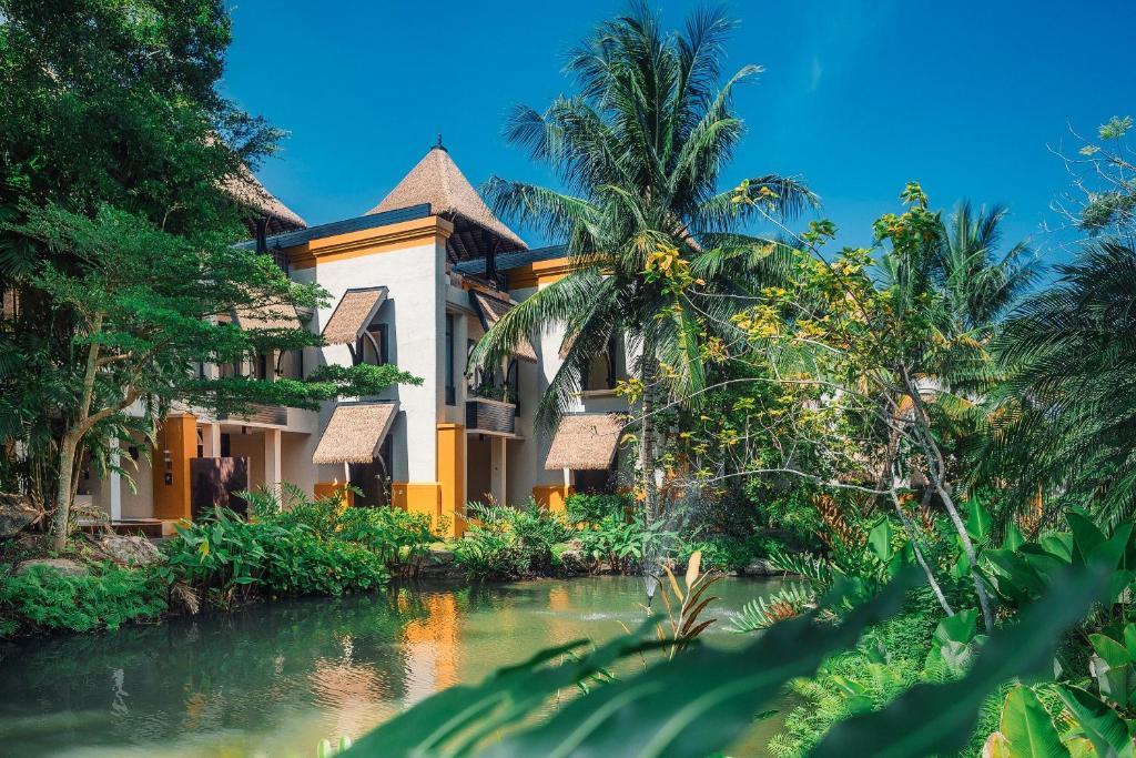 Отель, Paradox Resort Phuket (ex. Movenpick Resort & Spa Karon)