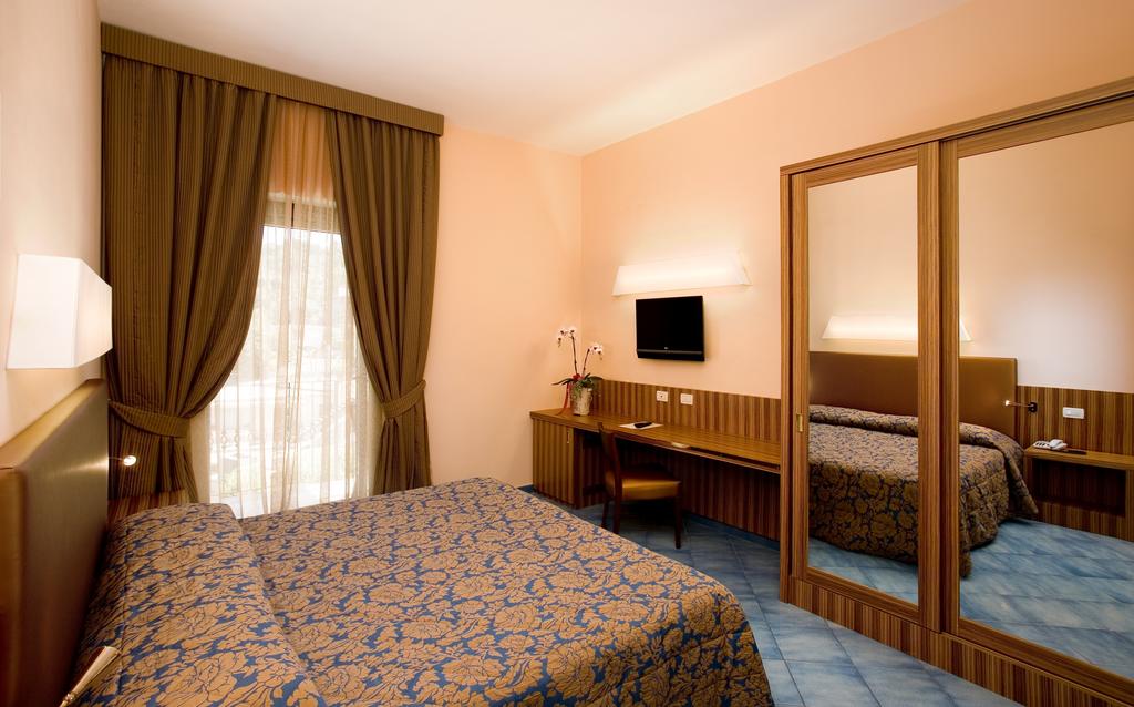 Цены в отеле Due Golfi Grand Hotel (Massa Lubrense/Sorrento)