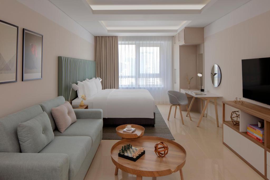 Staybridge Suites Dubai Internet City, an Ihg Hotel фото туристов