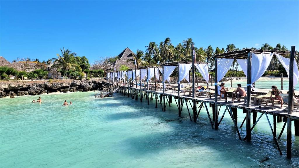 Горящие туры в отель Reef & Beach Resort Джамбиани