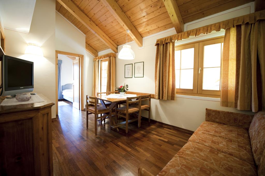 Отдых в отеле Holidays Dolomiti Apartment Resort (Pinzolo/Carisolo)