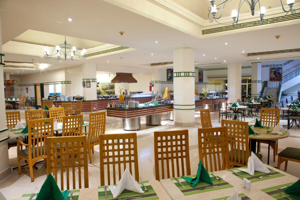 Ціни в готелі Coral Beach Rotana Resort Montazah