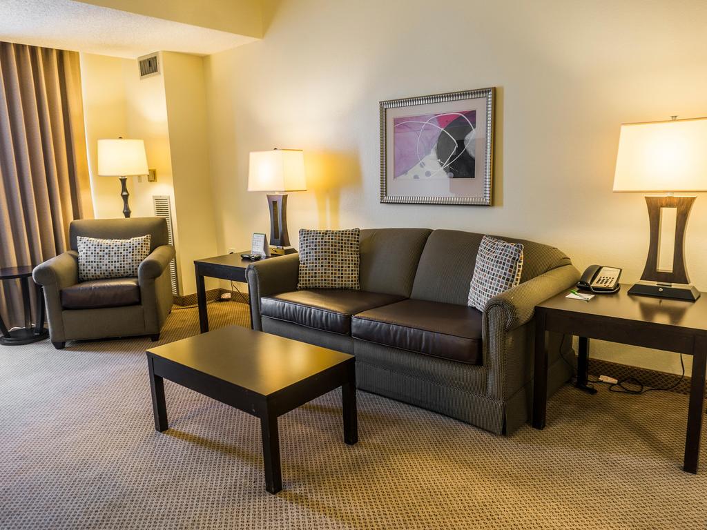 Opinie gości hotelowych Holiday Inn & Suites Across